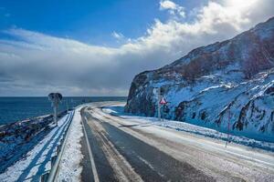 estrada dentro Noruega dentro inverno foto