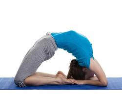 ioga jovem lindo mulher fazendo ioga asana exercício isolado foto