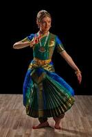 dançarina de menina bonita da dança clássica indiana bharatanatyam foto