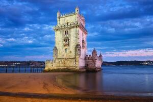 belém torre em a banco do a tagus rio dentro crepúsculo. Lisboa, Portugal foto