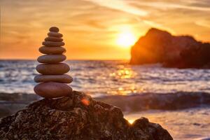 conceito do Saldo e harmonia - pedra pilha em a de praia foto