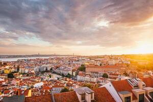 pôr do sol Visão do Lisboa a partir de miradouro da senhora Faz monte ponto de vista. Lisboa, Portugal foto