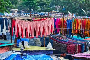 dhobi ghat é a aberto ar lavanderia lavatório dentro mumbai, Índia com lavanderia secagem em cordas foto