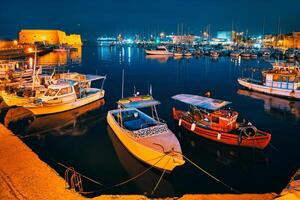 veneziano forte dentro Heraklion e ancorado pescaria barcos, Creta ilha, Grécia foto