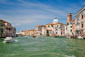 barcos e gôndolas em grande canal dentro Veneza, Itália foto