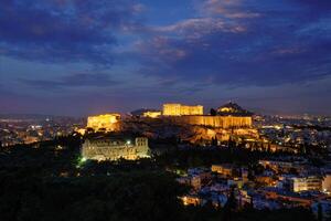 partenon têmpora e anfiteatro estão antigo arquitetura às a acrópole, Atenas, Grécia foto