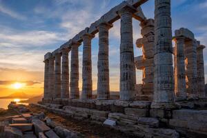 Poseidon têmpora ruínas em capa sonio em pôr do sol, Grécia foto