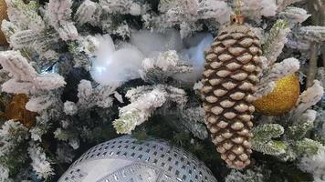 close-up de um fundo de Natal. celebração. árvore de natal com brinquedos e neve decorativa por um feliz ano novo. decorações de natal, atmosfera de ano novo. lindo cartão postal moderno. foto