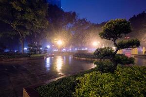 Guangzhou povos parque com névoa às noite, China foto