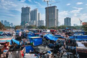 dhobi ghat é a aberto ar lavanderia lavatório dentro mumbai, Índia com lavanderia secagem em cordas foto