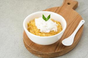 Bubur Merah putih. fez a partir de arroz, Castanho açúcar, coco leite, Pandan folhas. indonésio Comida. foto