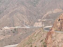 al bahá, saudita Arábia, 12 abril 2024 - lindo dia Visão do rei fahd estrada dentro Sarawat montanhas perto al baha, saudita arábia. foto