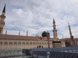 Madinah, saudita Arábia, 29 marcha 2024 - lindo dia ao ar livre Visão do do profeta mesquita madinah dentro Sombrio nuvens e chuva. foto