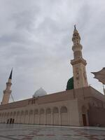 Madinah, saudita Arábia, 29 marcha 2024 - lindo dia ao ar livre Visão do do profeta mesquita madinah dentro Sombrio nuvens e chuva. foto