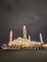 Madinah, saudita Arábia, 12 abril 2024 - lindo período noturno ao ar livre Visão do Quba mesquita madinah dentro Sombrio nuvens e chuva. foto