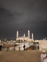 Madinah, saudita Arábia, 12 abril 2024 - lindo período noturno ao ar livre Visão do Quba mesquita madinah dentro Sombrio nuvens e chuva. foto