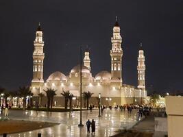 Madinah, saudita Arábia, 12 abril 2024 - lindo período noturno ao ar livre Visão do Quba mesquita madinah dentro Sombrio nuvens e chuva. foto