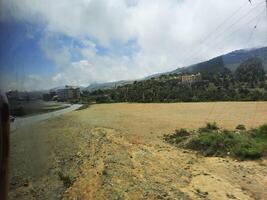 tirar o fôlego natural beleza do abha dentro saudita arábia dentro a verão temporada. Alto montanhas, vegetação, baixo nuvens e névoa estão a beleza do abha. foto