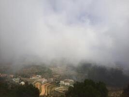 tirar o fôlego natural beleza do abha dentro saudita arábia dentro a verão temporada. Alto montanhas, vegetação, baixo nuvens e névoa estão a beleza do abha. foto