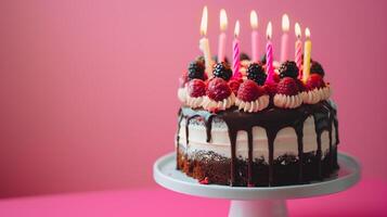 uma aniversário chocolate camada bolo com velas e Rosa fundo. foto