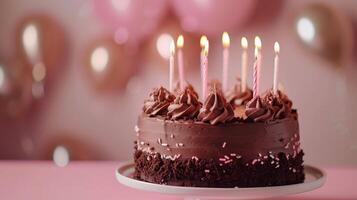 uma aniversário chocolate camada bolo com velas e Rosa fundo. foto