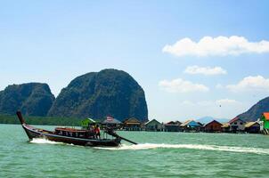 ko panyi - muçulmano pescaria Vila. koh panyee assentamento construído em palafitas do phang nga baía, Tailândia foto