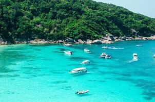 tropical ilhas do oceano azul mar água e branco areia de praia às similan ilhas com famoso vela pedra, phang nga Tailândia natureza panorama foto