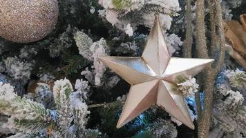 close-up de um fundo de Natal. celebração. árvore de natal com brinquedos e neve decorativa por um feliz ano novo. decorações de natal, atmosfera de ano novo. lindo cartão postal moderno. foto