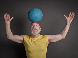 Senior homem exercício com bater bola foto