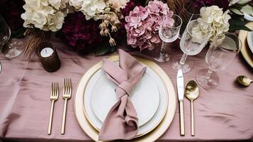 Casamento ou formal jantar feriado celebração paisagem de mesa com hortênsia flores dentro a Inglês campo jardim, mesa configuração e vinho, floral mesa decoração para família jantar festa, casa foto