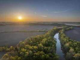 nascer do sol sobre terras agrícolas e a lamina rio às robert blefe Acesso dentro missouri, primavera aéreo Visão foto