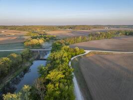 nascer do sol sobre terras agrícolas e a lamina rio às robert blefe Acesso dentro missouri, primavera aéreo Visão foto