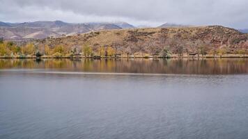 pescaria lago com piquenique abrigos às sopé do Colorado foto