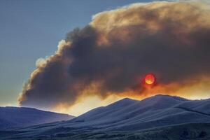 pôr do sol obscurecido de incêndios fumaça foto