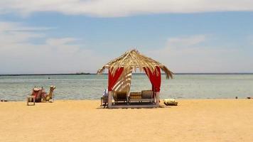 luxuosas tendas de palha em estilo árabe no mar vermelho e camelos no resort egípcio de sharm el sheikh. conceito de praia de verão, design para relaxamento e tranquilidade. foto