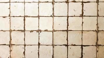 parede de azulejos. antigo fundo de azulejos brancos. Antigos ladrilhos quadrados de cerâmica para uso interno e externo com acabamento brilhante e fosco. foto