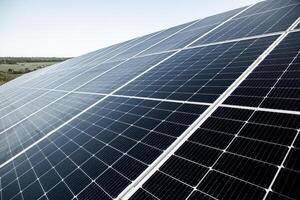 superfície do solar painéis em fotovoltaico poder estação. renovável energia. verde tecnologia. alternativo eletricidade fonte. foto