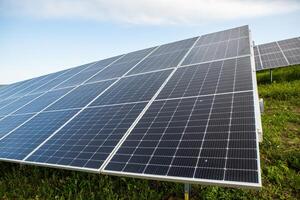 superfície do solar painéis em fotovoltaico poder estação. renovável energia. verde tecnologia. alternativo eletricidade fonte. foto