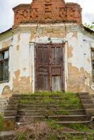 abandonado rural casa dentro a república do Moldávia, Vila vida dentro Oriental Europa foto