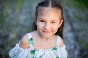 a lindo retrato do uma pequeno menina dentro a parque foto