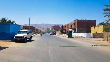 egito, dahab - 20 de junho de 2019. rua deserta. edifícios residenciais egípcios. a cidade de Dahab. arredores da cidade termal em um dia ensolarado. foto