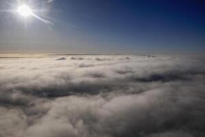 nascer do sol nuvens tapete Visão a partir de avião janela enquanto vôo foto