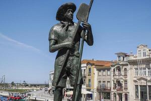 marnoto escultura em a Principal ponte do Aveiro pictoresco Vila rua visualizar, a Veneza do Portugal foto