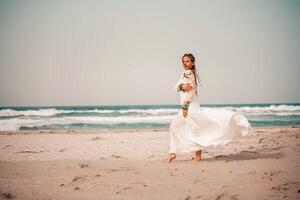 modelo dentro boho estilo dentro uma branco grandes vestir e prata joalheria em a de praia. dela cabelo é trançado, e lá estão muitos pulseiras em dela braços. foto