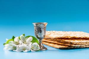 feliz páscoa. metal cálice e tradicional matzah em azul fundo. foto