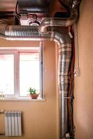 ventilação tubos dentro prédio. aquecimento e resfriamento distribuição dutos. foto