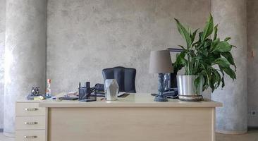 projeto de um local de trabalho no escritório com equipamentos e amenidades modernos em um fundo de parede cinza. foto