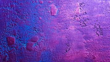 textura azul rosa para design de plano de fundo. textura clássica delicada. parede colorida de fundo colorido. fragmento de uma parede de pedra com sinais coloridos e iluminação de pintura. fundo com espaço de cópia. foto