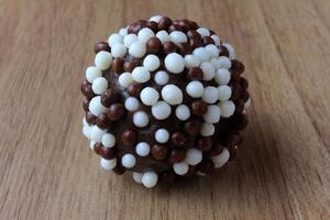 brigadeiro, brigadeiro, chocolate doce típico da culinária brasileira coberto por partículas, em fundo de madeira. foto