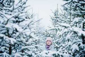 mulher perdida na floresta após tempestade de neve foto